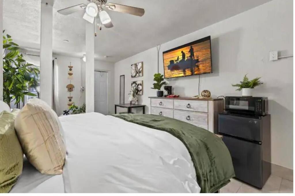 Inviting Oasis - Cozy, Spotless, And Comfortable Room Pahokee エクステリア 写真
